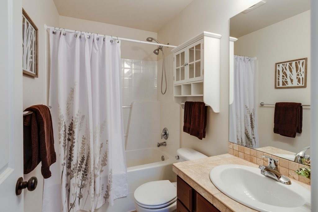 Why Sliding Tub Doors Are Superior to Shower Curtains